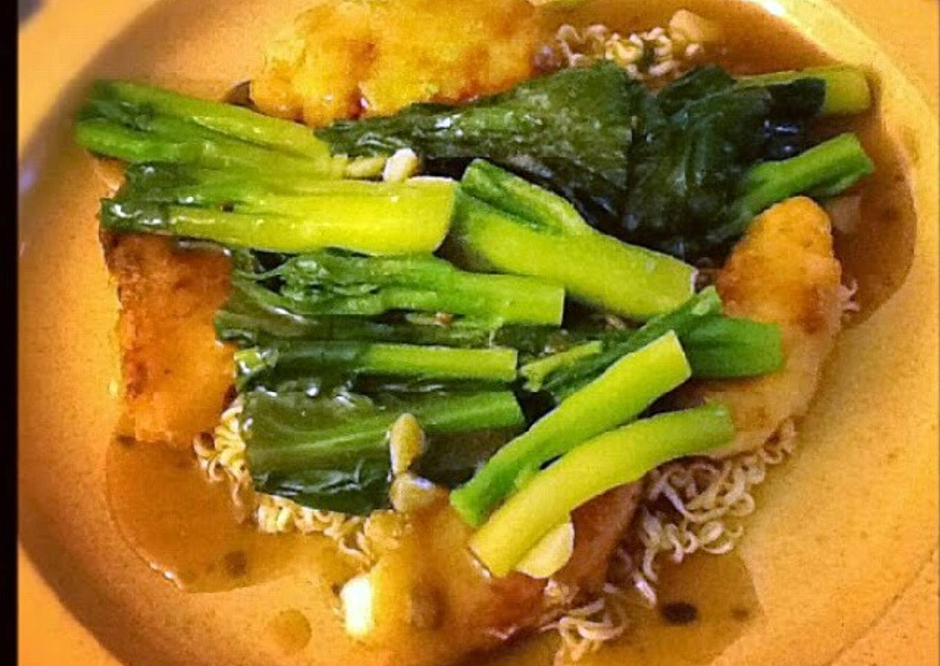 Egg noodle and red snapper fillet w/ gravy sauce