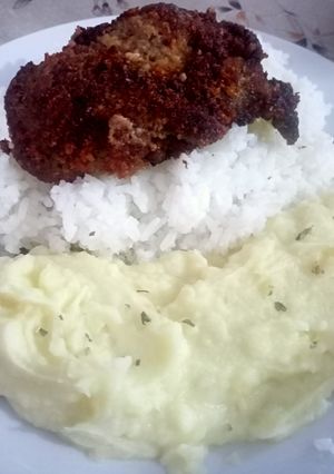Una foto de Puré con carne apanada