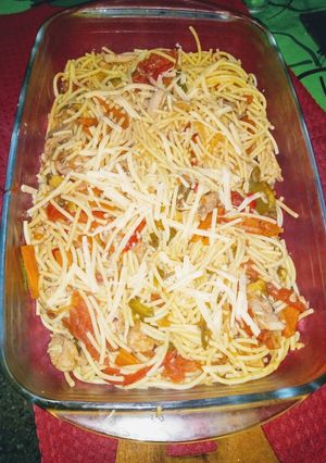 Una foto de Fideos sin gluten con verduras y pollo salteados