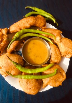 બટાકા ના મરચાં ના ગોટા (Bataka Marcha Gota Recipe In Gujarati) રેસીપી મુખ્ય ફોટો