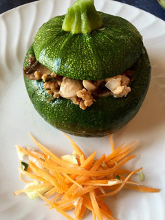 Una foto de Zapallo italiano relleno con carne vegetal y cúrcuma