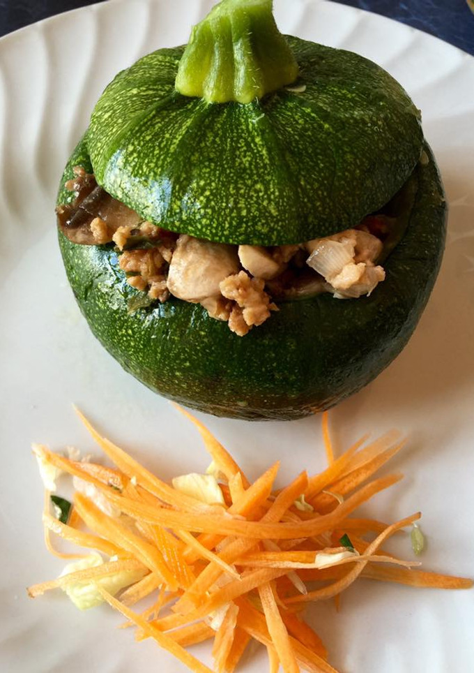 Una foto de Zapallo italiano relleno con carne vegetal y cúrcuma