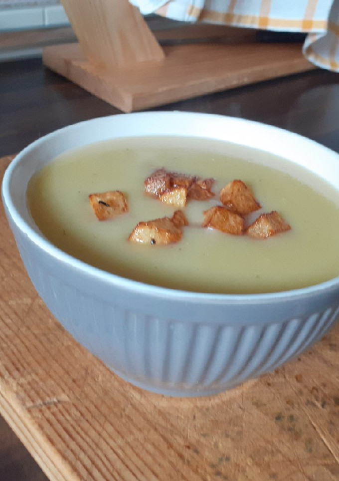 Una foto de Crema de patata y ajo asado😋