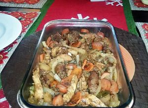 Una foto de Encebollado de Pollo y Chorizos Criollo al vino.