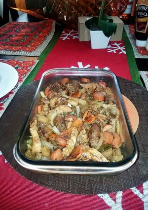 Una foto de Encebollado de Pollo y Chorizos Criollo al vino.