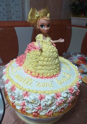 O poză a rețetei Tort cu cremă de vanilie și frișcă cu jeleu de vișine.