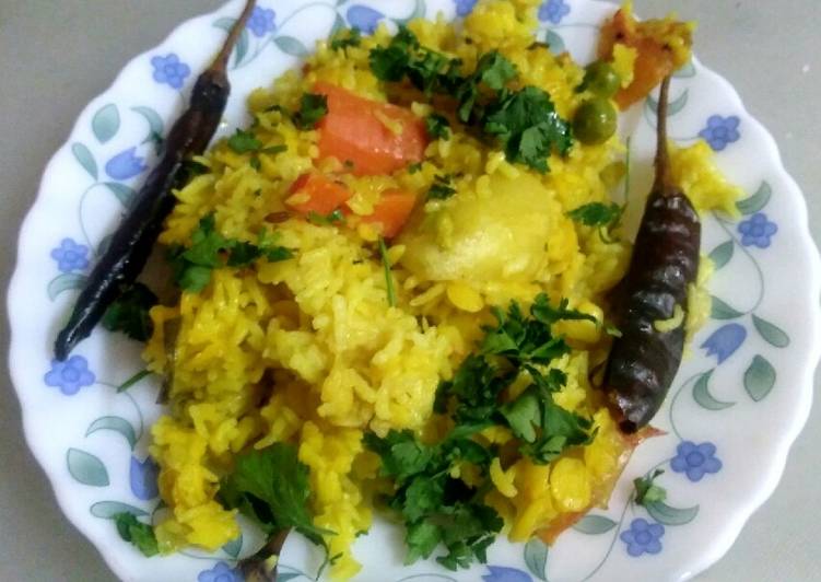 Steps to Make Speedy Dalkhichdi with mix vegs