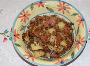 Una foto de Guiso rápido de lentejas, papa y chori
