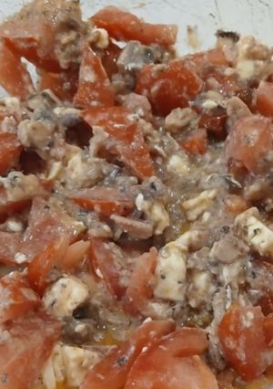 Una foto de Ensalada de Tomate, Sardinas enlatadas y Quesitos