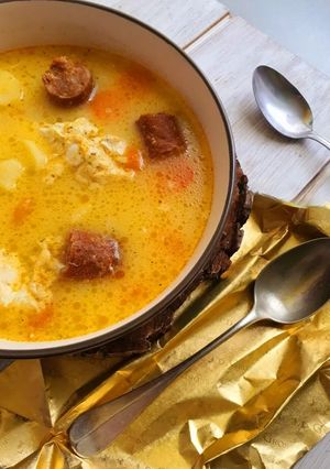 Savanyú krumplileves kolbásszal, és tojással recept fotója