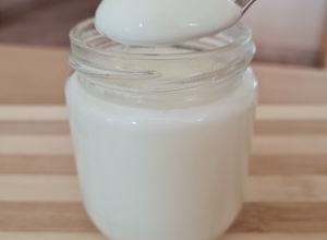 Una foto de Yogur casero con yogurtera 🥣 receta básica