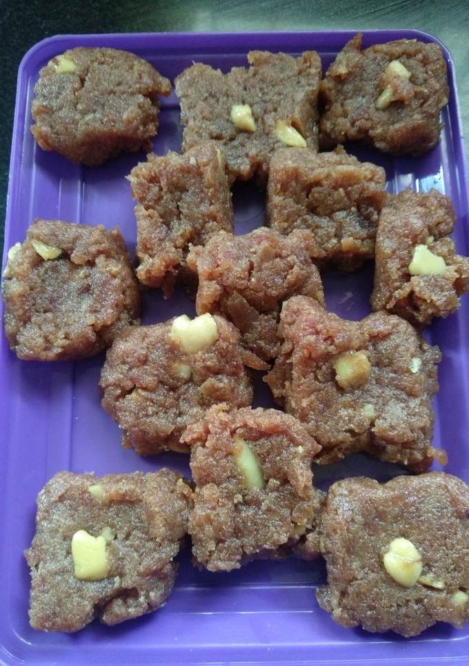 ચીકુ નો હલવો (chiku halwa recipe in Gujarati.) રેસીપી મુખ્ય ફોટો
