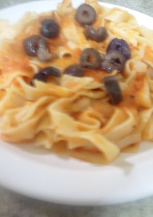 Una foto de Tallarines con salsa de tomates y aceitunas