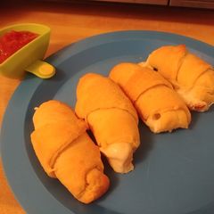 A picture of Super easy pizza rolls.
