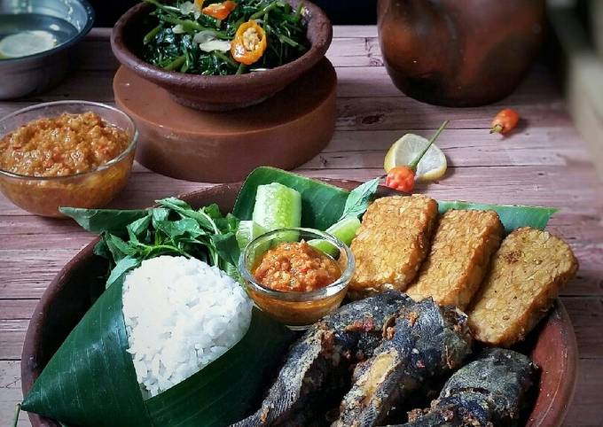 Pecel Lele Komplit (Lele Goreng, Sambel & Cah Kangkung)