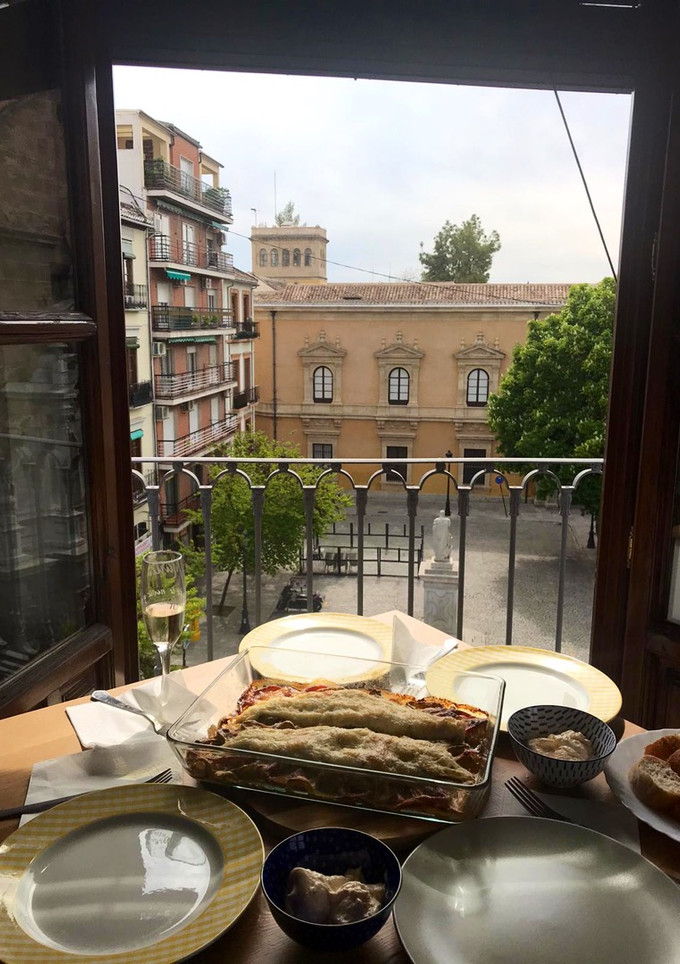 Una foto de Merluza con cama de verduras