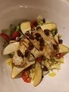 Una foto de Ensalada de pollo, manzanas y pasas con salsa de kéfir 🍎🍶