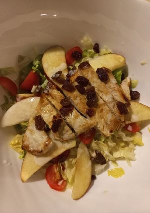 Una foto de Ensalada de pollo, manzanas y pasas con salsa de kéfir 🍎🍶