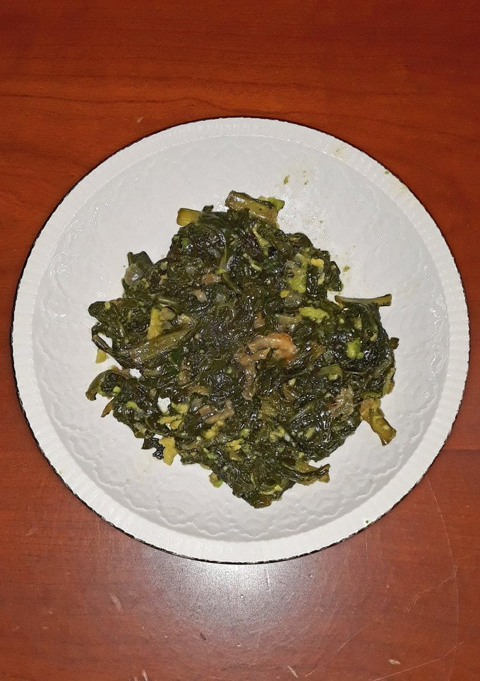 Una foto de Acelgas con cebolla y aguacate