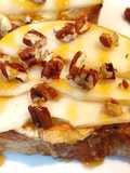 Tosta de queso de cabra con pera y miel