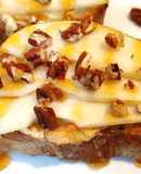 Tosta de queso de cabra con pera y miel