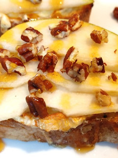 Una foto de Tosta de queso de cabra con pera y miel