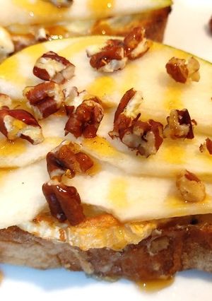 Una foto de Tosta de queso de cabra con pera y miel