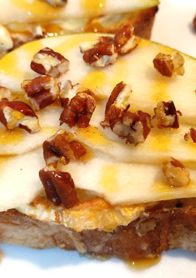 Una foto de Tosta de queso de cabra con pera y miel