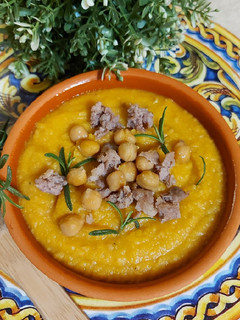 Foto di Vellutata di zucca e ceci con salsiccia
