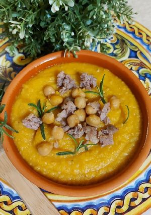 Foto di Vellutata di zucca e ceci con salsiccia