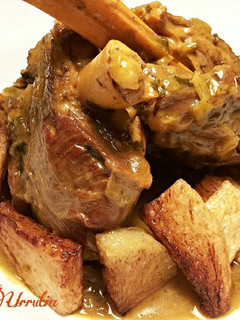 Una foto de Codillo de paletilla de cordero, en salsa de ajos, perejil y mostaza