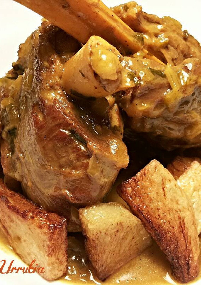 Una foto de Codillo de paletilla de cordero, en salsa de ajos, perejil y mostaza