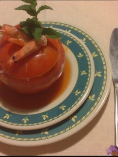 Una foto de Tomates rellenos en base de salmorejo