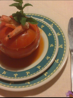 Una foto de Tomates rellenos en base de salmorejo