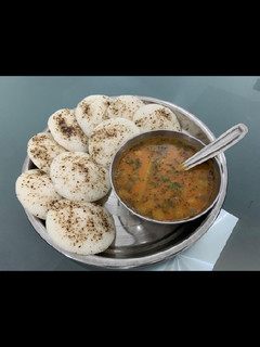 ઈડલી-સાંભાર(idli sambhar recipe in Gujarati) રેસીપી મુખ્ય ફોટો