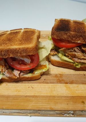 Una foto de Sándwiches de pollo reciclado 🥪