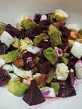 Ensalada de remolacha (betarraga), palta y huevo