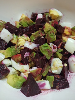 Una foto de Ensalada de remolacha (betarraga), palta y huevo