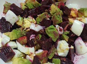 Una foto de Ensalada de remolacha (betarraga), palta y huevo