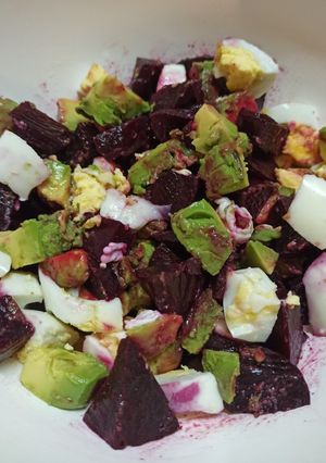 Una foto de Ensalada de remolacha (betarraga), palta y huevo