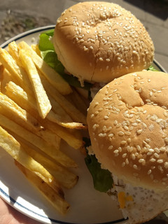 Una foto de Sánguche/Sándwich de pollo al limón con papas fritas