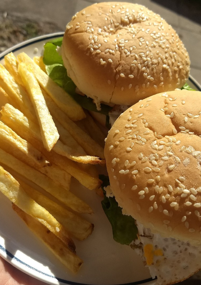 Una foto de Sánguche/Sándwich de pollo al limón con papas fritas
