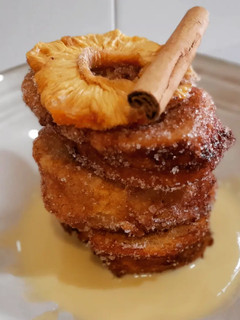 Una foto de Torrija "Piña colada" -con leche de coco y crema inglesa de piña