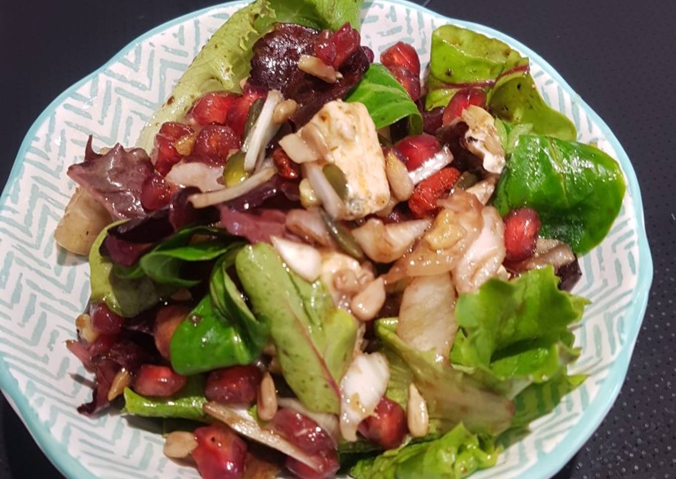 Ensalada de brotes, granada, gorgonzola y semillas