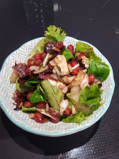 Una foto de Ensalada de brotes, granada, gorgonzola y semillas
