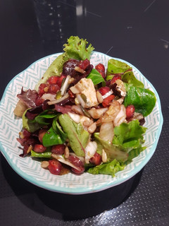 Una foto de Ensalada de brotes, granada, gorgonzola y semillas