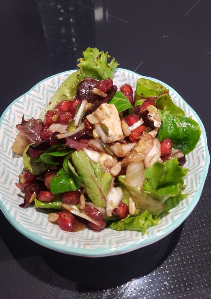 Una foto de Ensalada de brotes, granada, gorgonzola y semillas