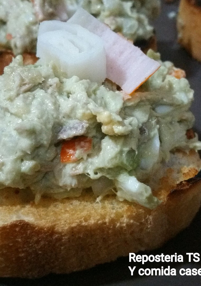 Una foto de Montaditos de aguacate y crema de queso
