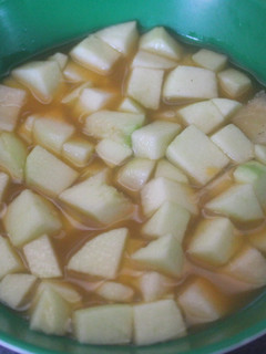 Una foto de Pera y manzana con zumo