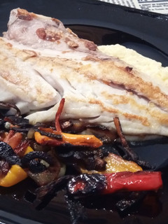 Una foto de Corvina de Cádiz con Crema de Patata al Aceite de Boletus y Verduritas a la Mantequilla